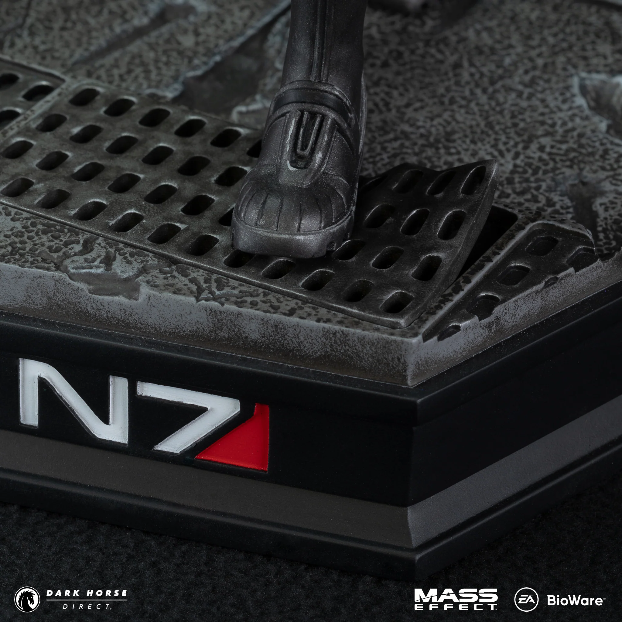 Mass Effect: Commander Jane Shepard 1/6 Scale Statue - Image 12