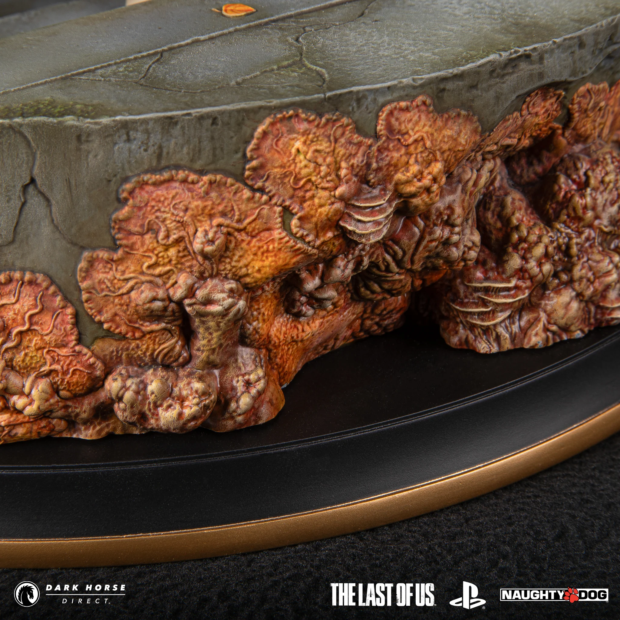 The Last of Us: Joel & Ellie on Horseback Premium Statue - Image 15