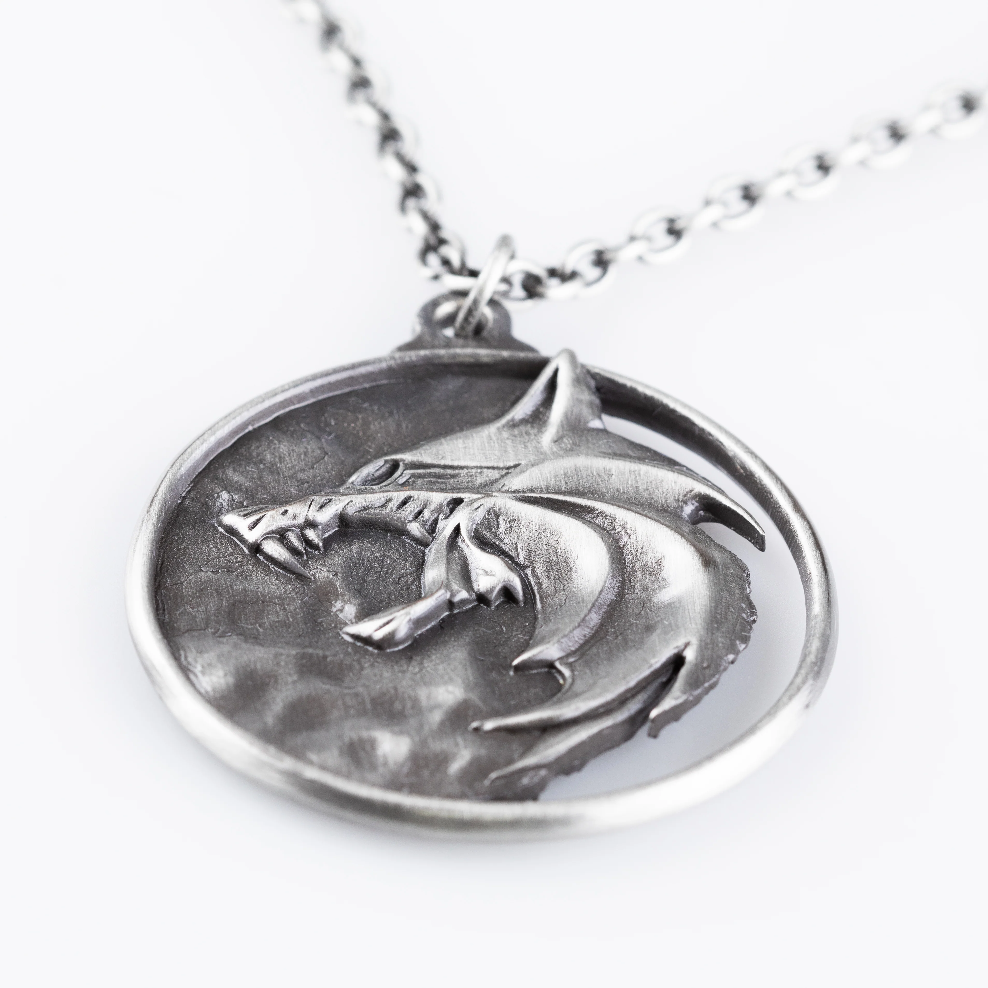 The Witcher (NETFLIX SEASON 3): Wolf Medallion Necklace Deluxe Edition (CONVENTION EXCLUSIVE) - Image 3