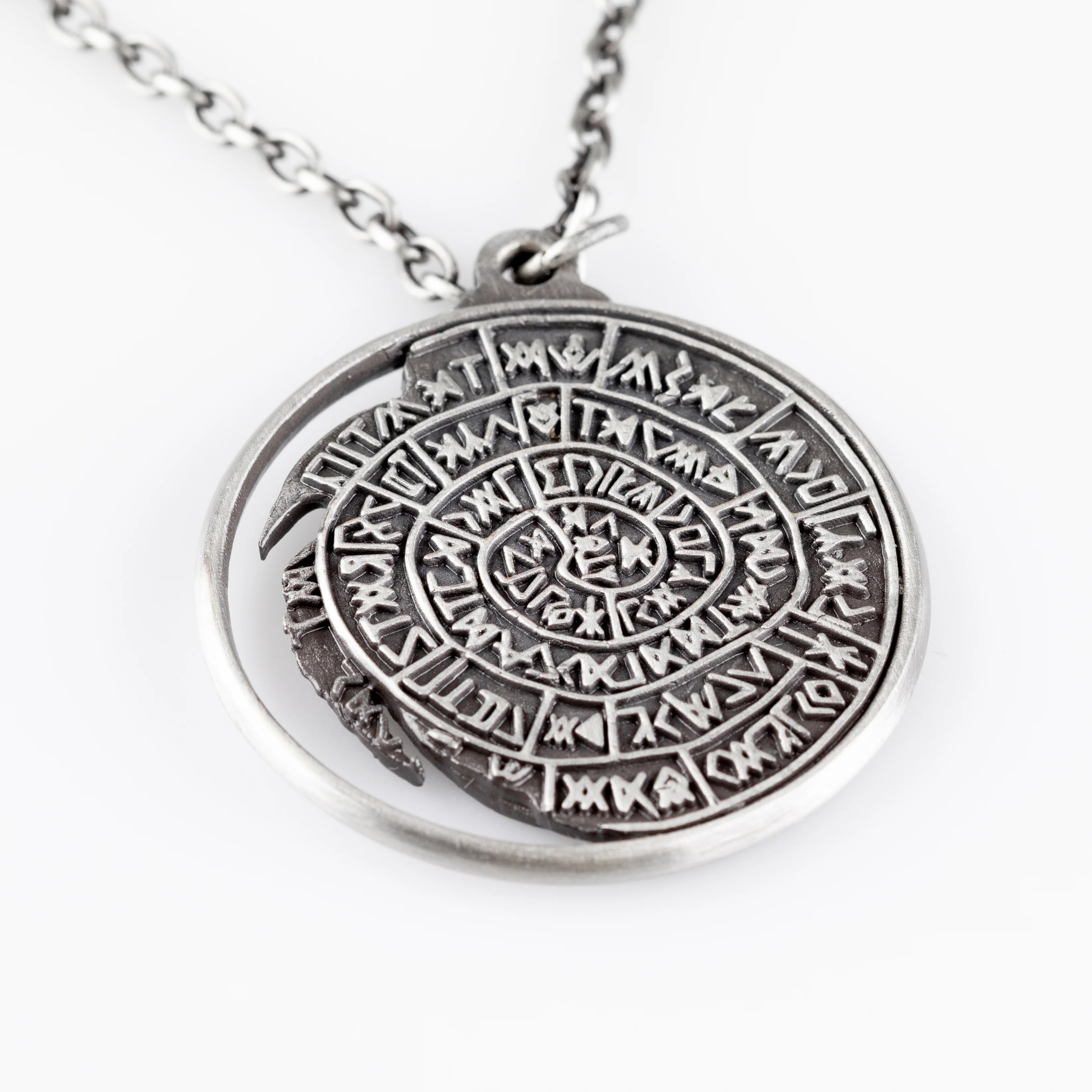 The Witcher (NETFLIX SEASON 3): Wolf Medallion Necklace Deluxe Edition (CONVENTION EXCLUSIVE) - Image 4